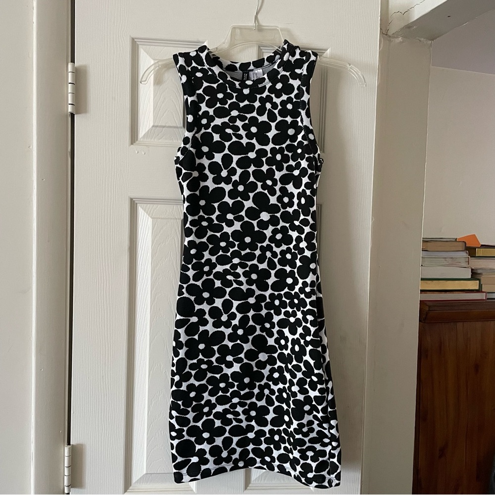 retro floral print bodycon mini dress in black and white!